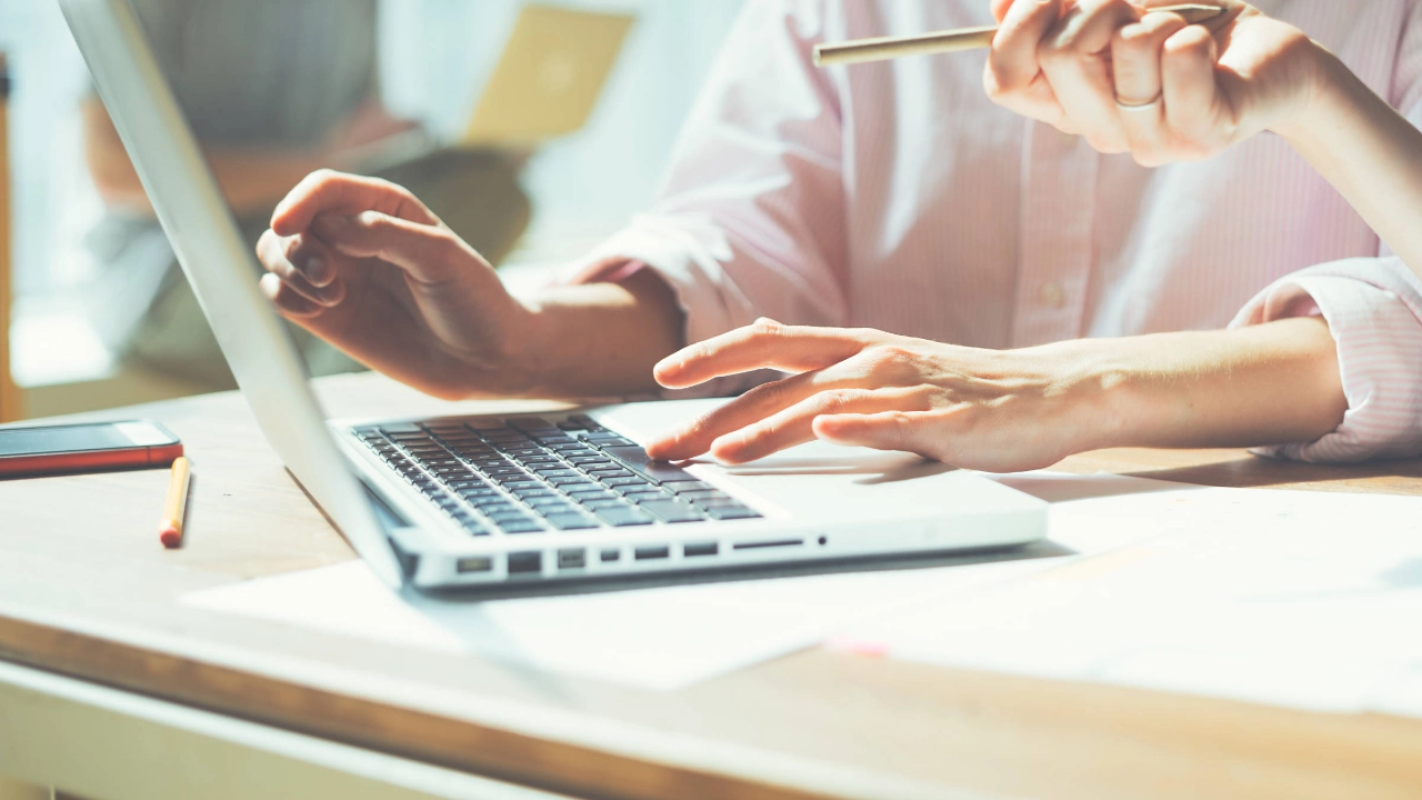 Zwei Frauen arbeiten an einem Notebook.