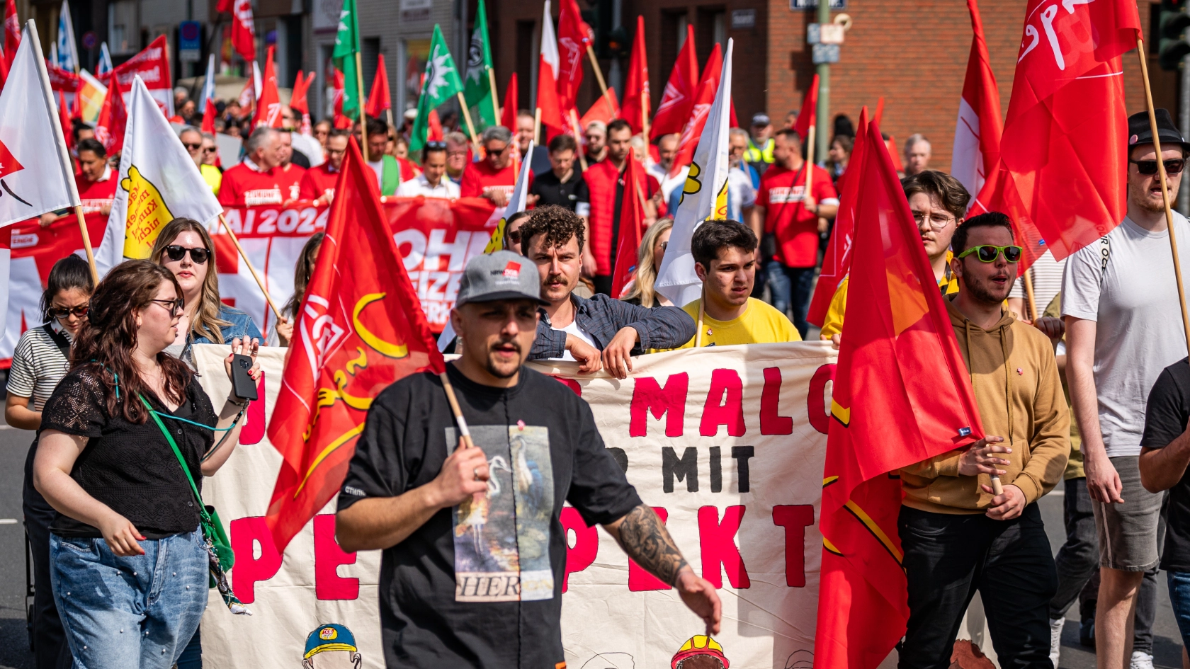 Unter dem Motto „Mehr Lohn, mehr Freizeit, mehr Sicherheit“ demonstrieren am 1. Mai 2024 tausende Beschäftigte. Deutschlandweit gehen sie für gute und sichere Arbeit auf die Straße, wie hier in Duisburg.