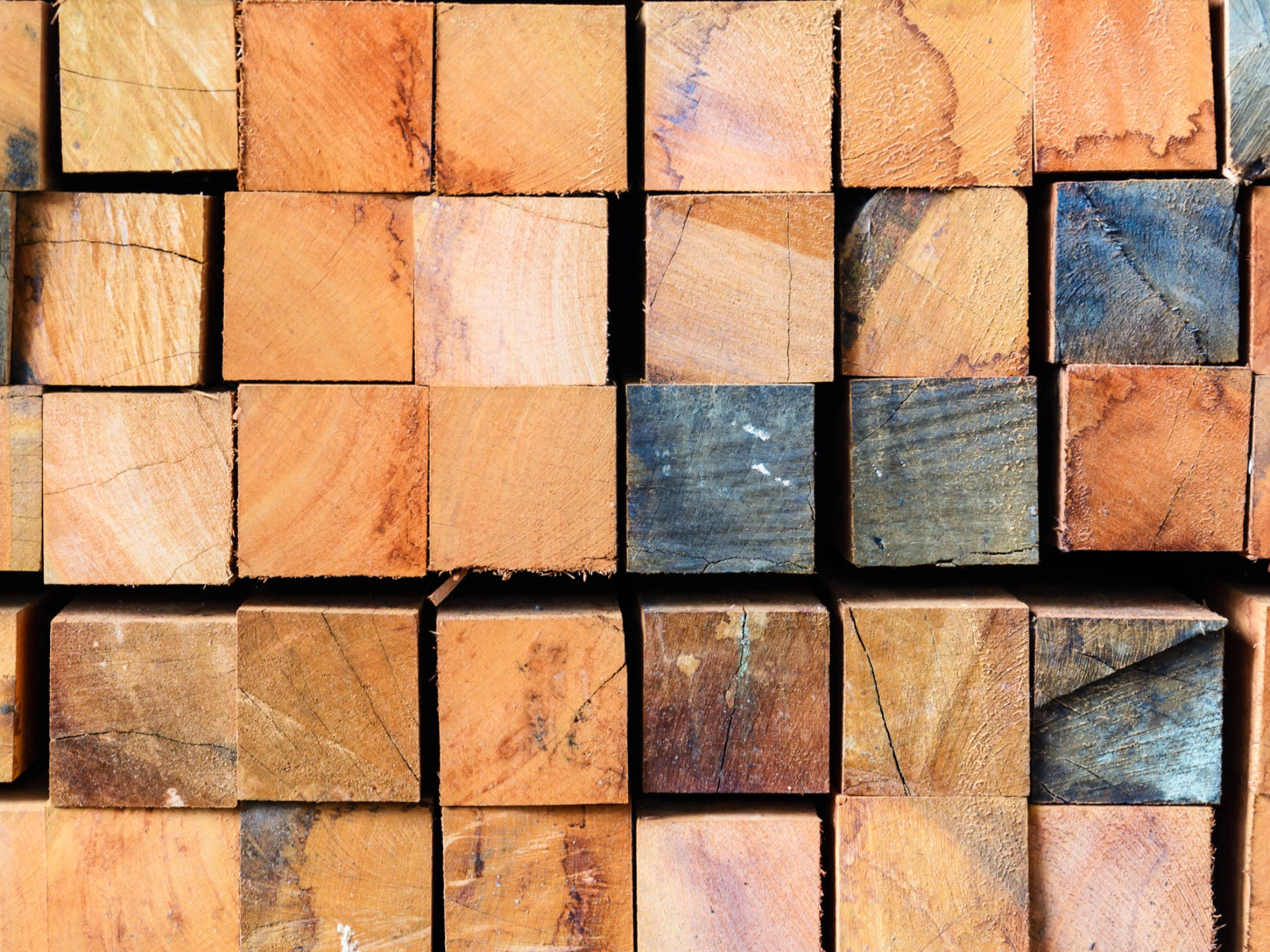 Ein Stapel Holzbalken.